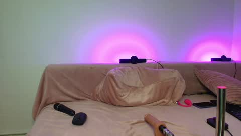 Carl the good girl online show from April 24, 6:27 am