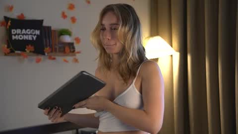 Snapshot of 2girls_1dream chatting on October 3, 8:08 am Elley online show from October 3, 8:08 am