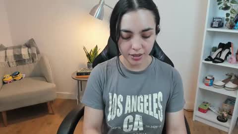 Snapshot of _bellaevans_ chatting on February 13, 5:37 am Bella Evans online show from February 13, 5:37 am