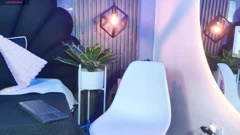 _charlotte_queen_ online show from May 1, 1:25 pm