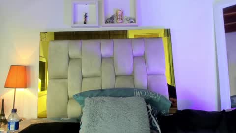 Snapshot of _emily_r chatting on December 18, 12:07 pm Isabella online show from December 18, 12:07 pm