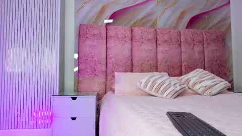 Kendall online show from February 3, 11:59 am