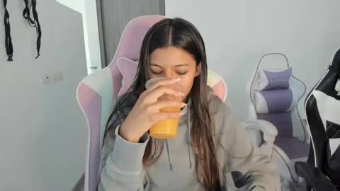 khloe sweet online show from November 9, 8:05 pm