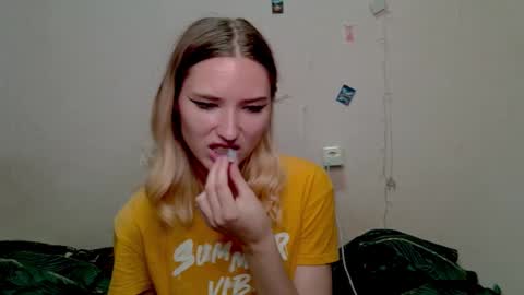 _kikiclark_ online show from October 17, 9:18 pm