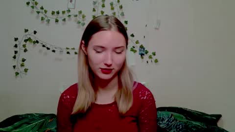 _kikiclark_ online show from November 29, 9:19 pm