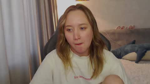 _lalune_ online show from February 27, 5:45 am