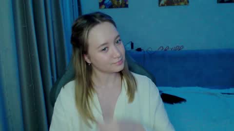 _lalune_ online show from January 27, 1:37 am