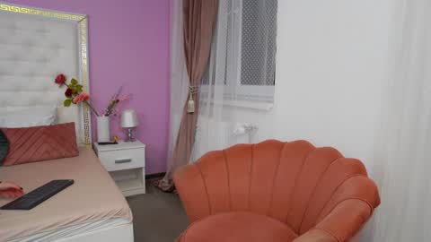 Snapshot of _lenapaul_ chatting on February 6, 2:33 am Lena Paul online show from February 6, 2:33 am