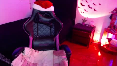 Queen.  Help me reach 100 thumbs up  online show from December 26, 6:43 pm