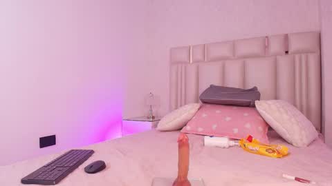 Mia  online show from March 8, 12:09 pm