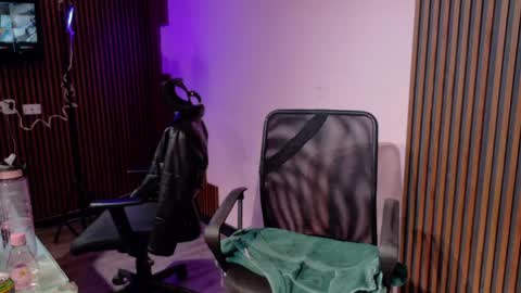 Call me Miley  online show from April 25, 4:59 am