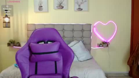 _naomi_s online show from June 15, 1:44 pm