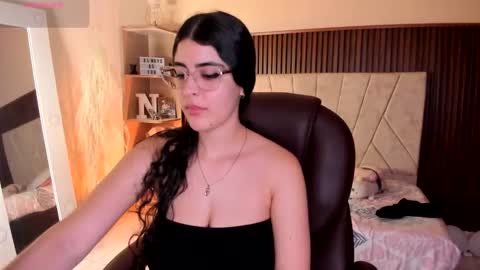 Niah  You can call me Ni or cutie haha online show from November 30, 8:46 pm