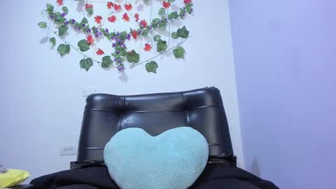 Snapshot of _nicollee chatting on February 18, 8:59 am juliana online show from February 18, 8:59 am
