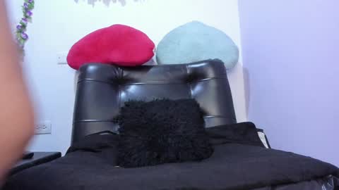 Snapshot of _nicollee chatting on February 4, 9:07 am juliana online show from February 4, 9:07 am