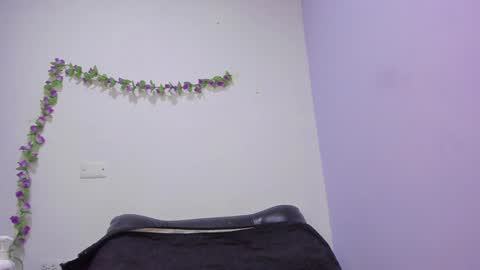 Snapshot of _nicollee chatting on February 7, 10:08 am juliana online show from February 7, 10:08 am
