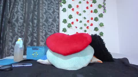 Snapshot of _nicollee chatting on December 21, 10:06 am juliana online show from December 21, 10:06 am