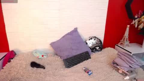 Laura online show from November 29, 7:18 pm