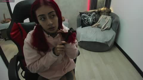 Snapshot of _selene_red chatting on February 18, 12:28 pm Selene online show from February 18, 12:28 pm