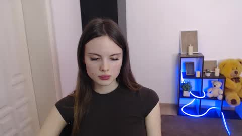 a_ariella_ online show from November 6, 2:45 pm