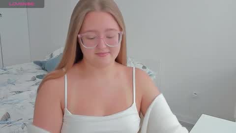 Snapshot of abbywyte chatting on September 22, 1:53 pm Abby    Stream at Sat  Sun  Mon  Fri online show from September 22, 1:53 pm