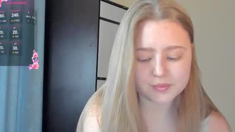 Snapshot of abbywyte chatting on March 2, 1:20 pm Abby    Stream at Sat  Sun  Mon  Fri online show from March 2, 1:20 pm