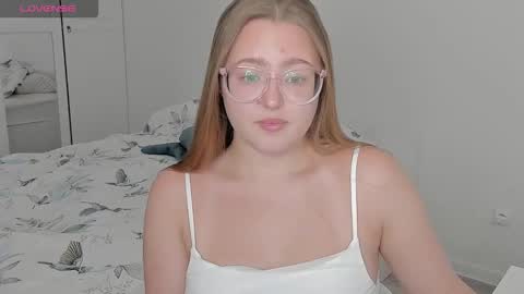 Snapshot of abbywyte chatting on October 25, 2:25 pm Abby    Stream at Sat  Sun  Mon  Fri online show from October 25, 2:25 pm