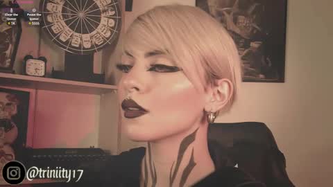 Snapshot of abril__colen chatting on December 19, 9:18 am April online show from December 19, 9:18 am