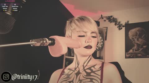 Snapshot of abril__colen chatting on December 5, 6:11 pm April online show from December 5, 6:11 pm