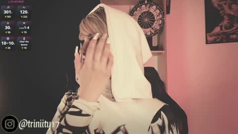 Snapshot of abril__colen chatting on December 3, 6:49 pm April online show from December 3, 6:49 pm