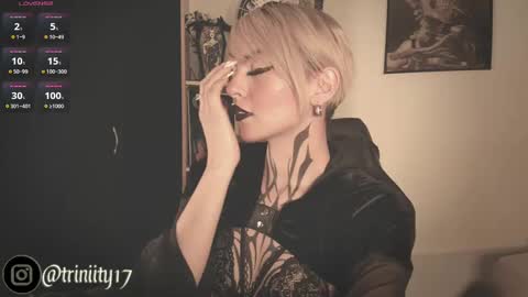 Snapshot of abril__colen chatting on December 13, 3:54 pm April online show from December 13, 3:54 pm