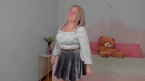 AdeleRavelle online show from July 18, 5:44 am