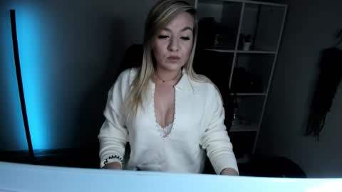 AdrenalinLaura online show from November 14, 6:35 am