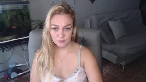 Snapshot of adrianapdes chatting on February 17, 1:00 pm Adriana Paredes online show from February 17, 1:00 pm