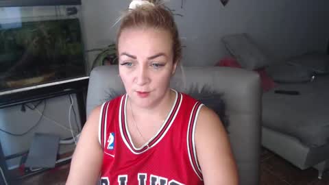 Snapshot of adrianapdes chatting on February 4, 1:06 pm Adriana Paredes online show from February 4, 1:06 pm
