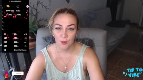 Snapshot of adrianapdes chatting on January 21, 1:00 pm Adriana Paredes online show from January 21, 1:00 pm
