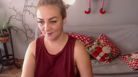 Snapshot of adrianapdes chatting on December 6, 2:38 pm Adriana Paredes online show from December 6, 2:38 pm