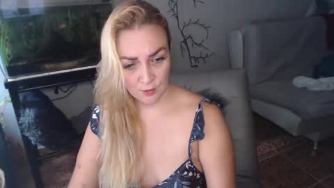 Snapshot of adrianapdes chatting on February 21, 12:50 pm Adriana Paredes online show from February 21, 12:50 pm