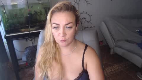 Snapshot of adrianapdes chatting on March 10, 12:38 pm Adriana Paredes online show from March 10, 12:38 pm