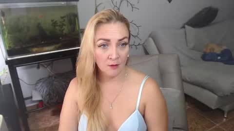 Snapshot of adrianapdes chatting on March 7, 2:12 pm Adriana Paredes online show from March 7, 2:12 pm