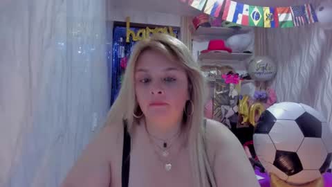 adriiana_fox_ online show from June 16, 11:06 pm