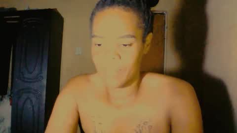 Snapshot of afrikanbonnienclyde chatting on February 28, 10:17 pm Nikky Love online show from February 28, 10:17 pm