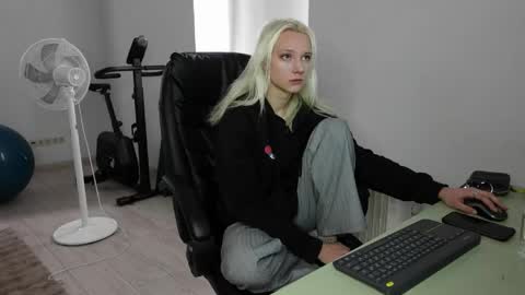 Agelina Lilly Laura online show from May 6, 12:20 pm