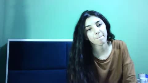 Snapshot of ahotkitty18 chatting on December 18, 4:39 pm Selena online show from December 18, 4:39 pm