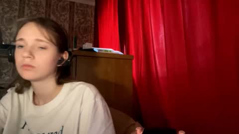 Snapshot of aileenamara chatting on October 13, 9:12 am Kira online show from October 13, 9:12 am