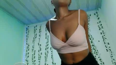 akemy_saunderz online show from June 10, 9:13 pm