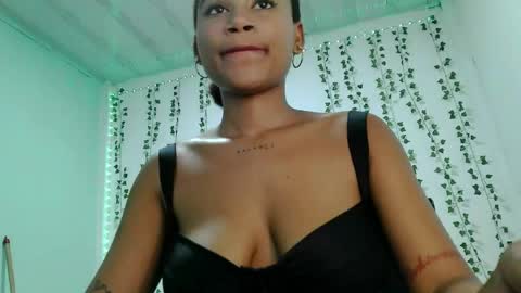 akemy_saunderz online show from June 3, 4:13 am