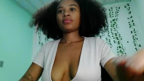 akemy_saunderz online show from June 16, 3:51 am