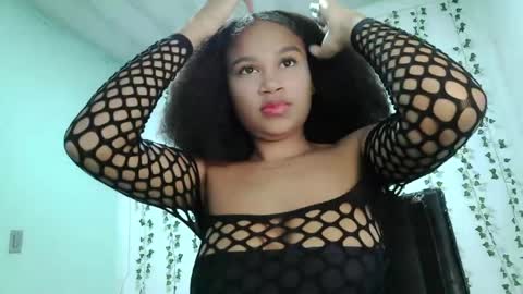 akemy_saunderz online show from May 28, 2:20 am