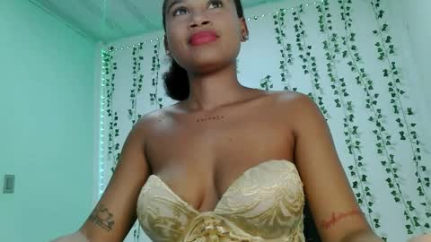 akemy_saunderz online show from May 29, 3:37 am